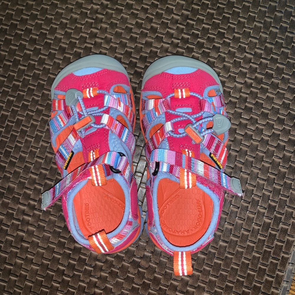 Keen toddler size 9! Worn once